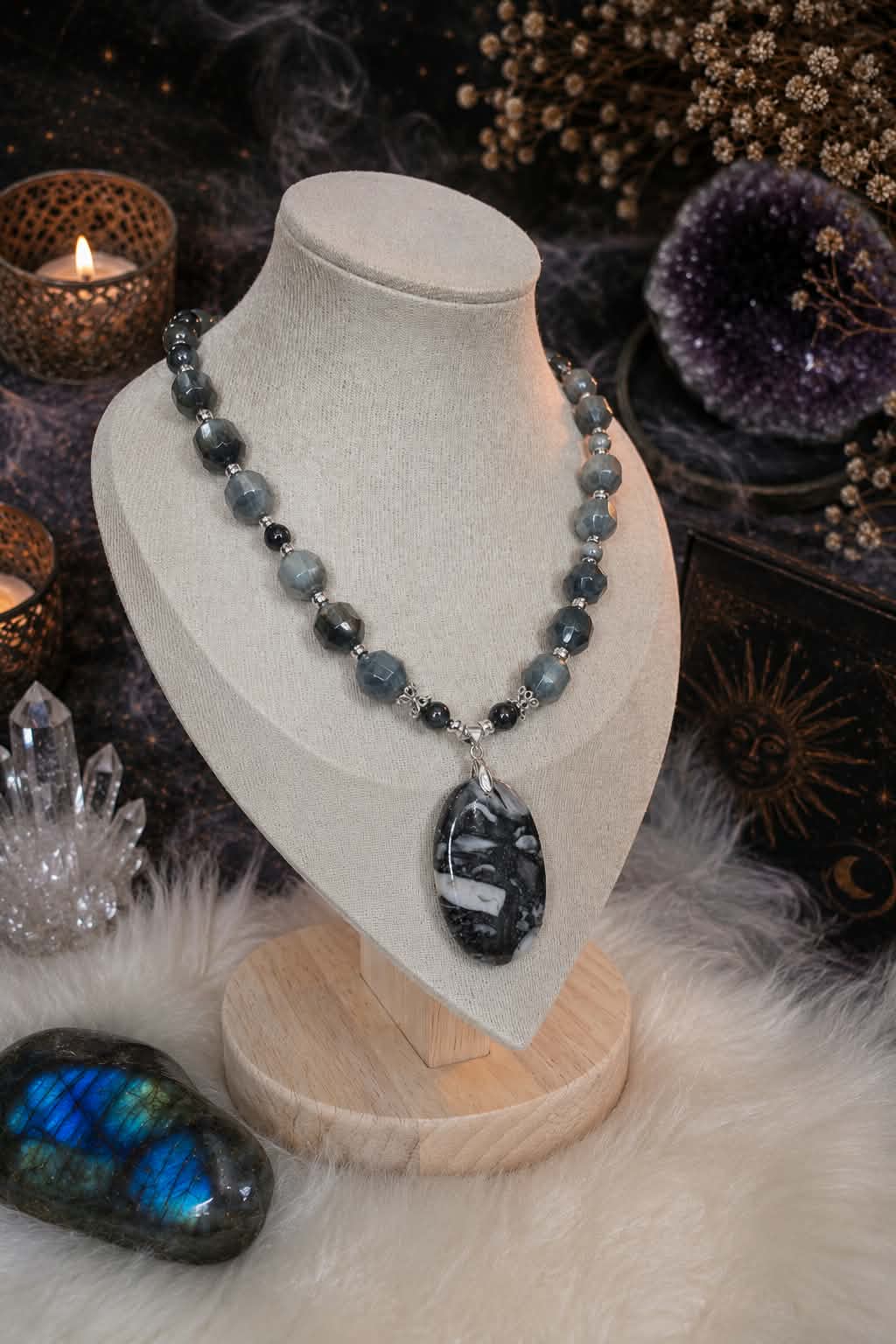 Collier "Chemin vers l'avenir" en Oeil d'Aigle, Oeil de faucon & Orthoceras