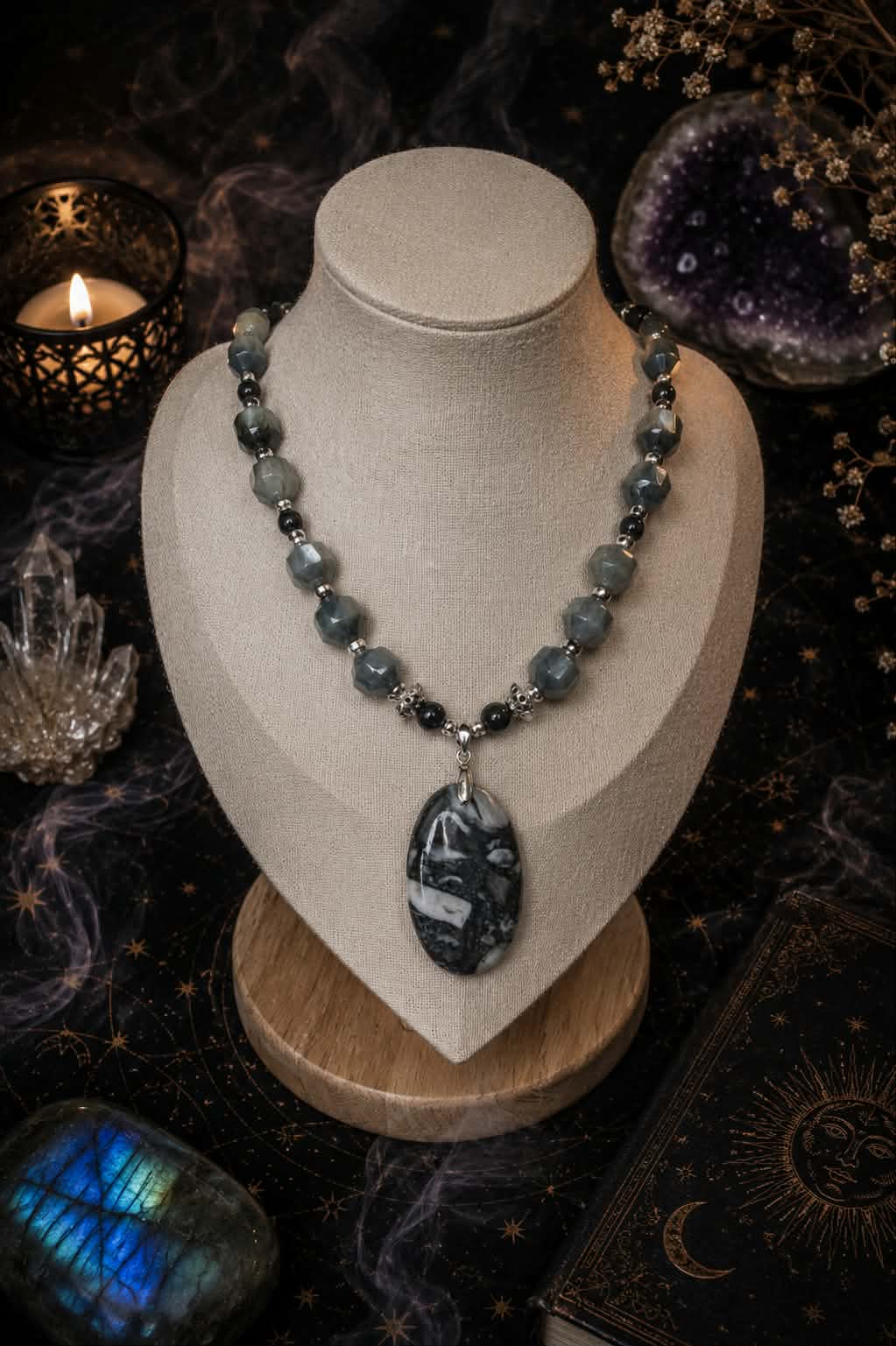Collier "Chemin vers l'avenir" en Oeil d'Aigle, Oeil de faucon & Orthoceras